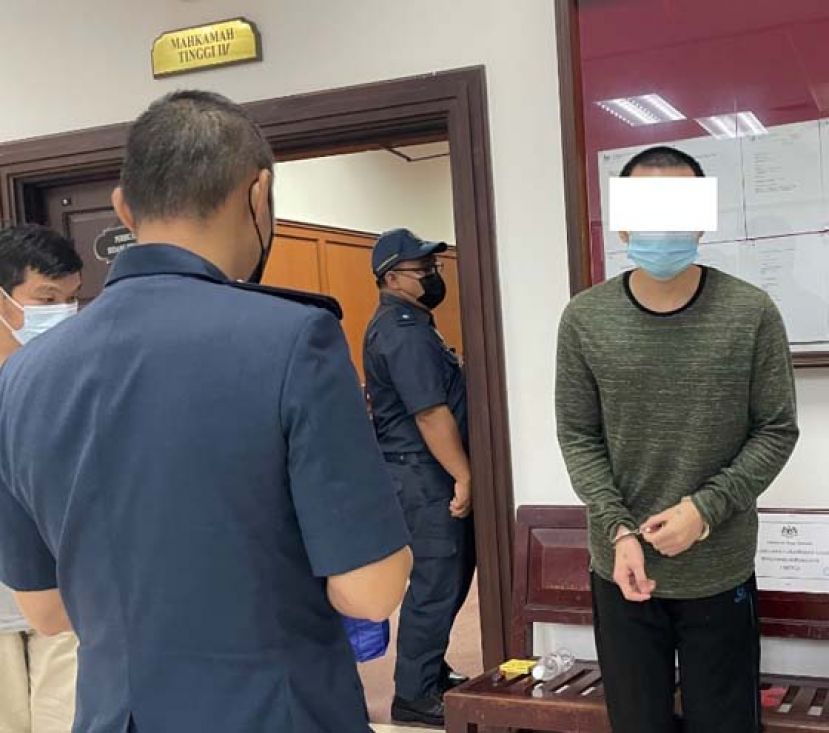 被告黄某在庭外时一摄。