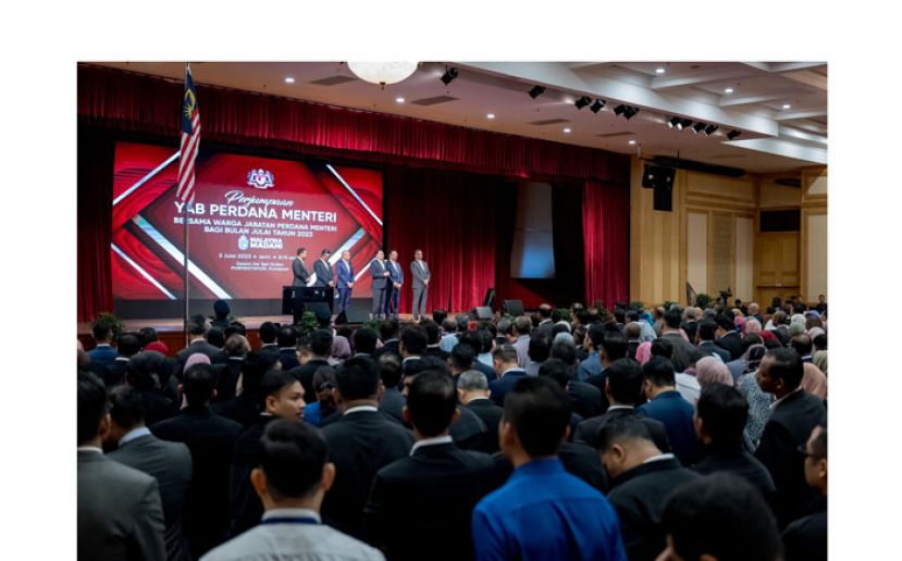 拿督斯里安华在首相署常月集会上致词。