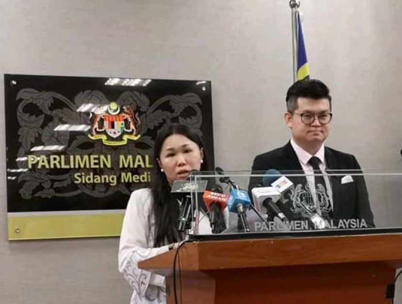 俞利文（右）与黄书琪（左）在国会媒体室召开记者会。
