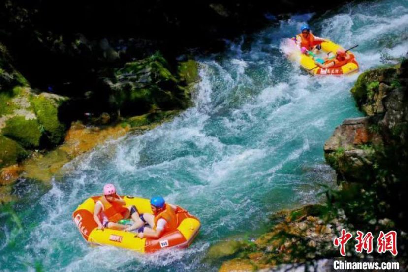 游客在贵州镇远高过河体验漂流。