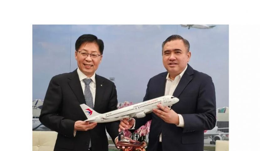 东方航空董事长王志清(左)拜会交通部长陆兆福(右)。