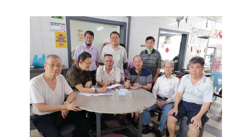 &ldquo;古晋文化缤纷庆中秋&rdquo;庆典筹备会顾问薛华东（前排左2起）向主席甲必丹林传政、秘书孙守生等筹备会汇报向政府部门申请准证事务；右1为顾问王亚益。