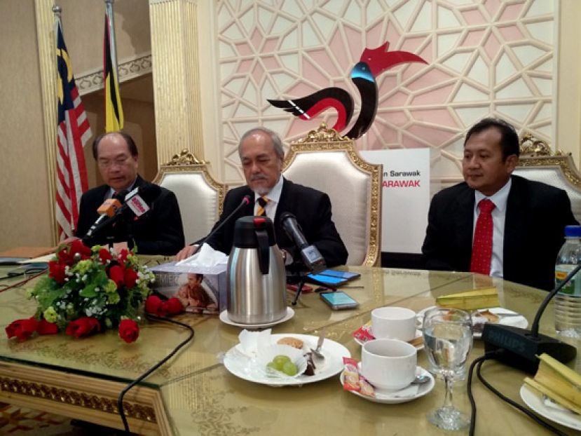 砂议会议长拿督阿玛阿斯菲亚（中）向媒体发表谈话时摄。