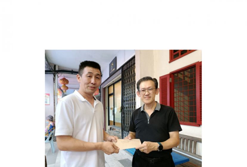 古晋传统中医药与整合自然医学公会会秘书张剑锋（左）移交邀请函予北市行政委员兼人联党巴都林当支部主席薛华东（右）。