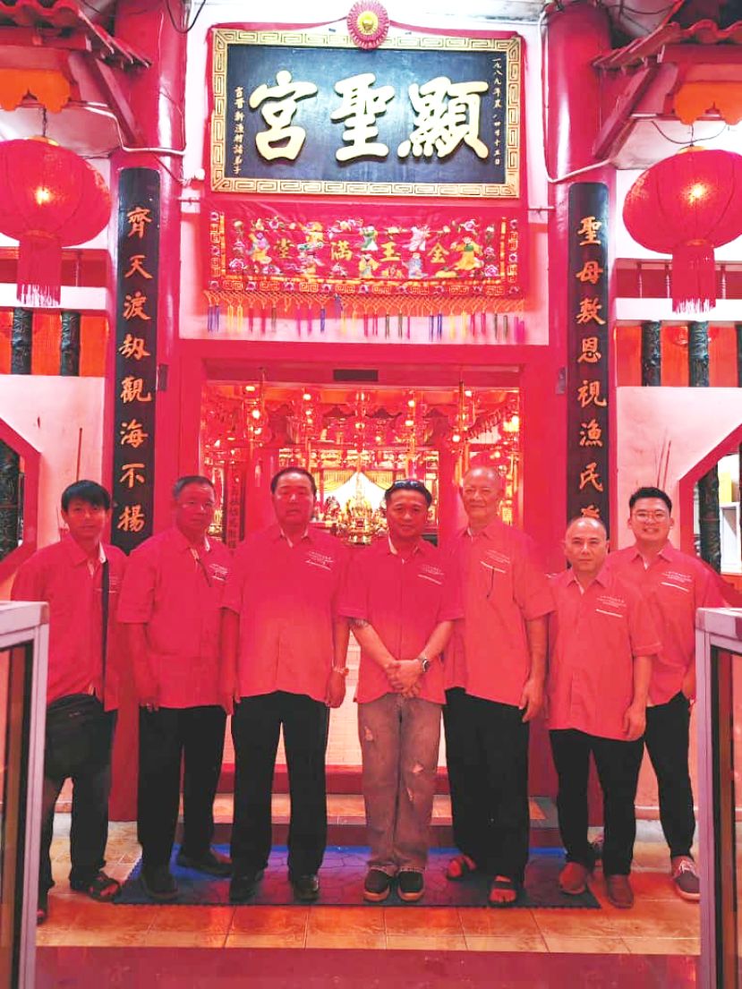 筹委会主席林诗庆（中）和众理事在点平安点后合影。