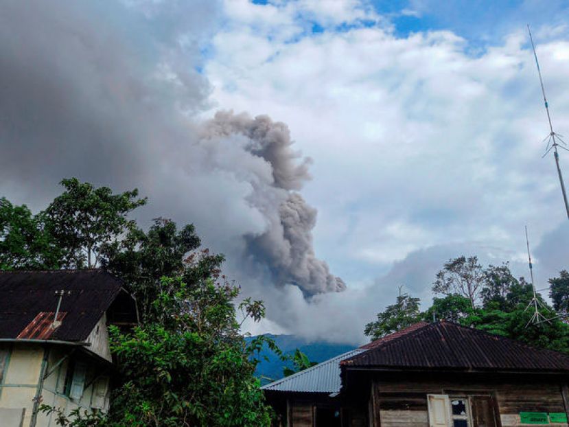 印尼苏门答腊岛马拉皮火山3日爆发。
