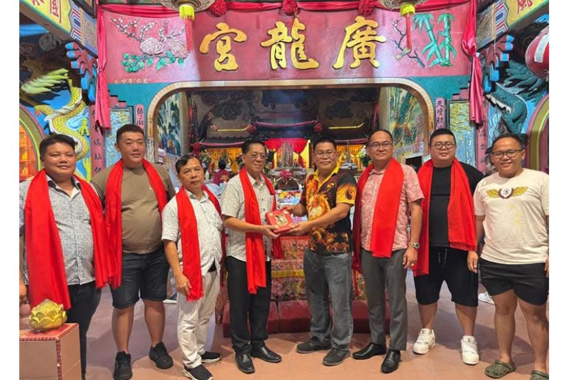 石角广龙宫天师爷公会主席主席兼巴达旺市議員杨胜发(右四)赠送月饼给予古晋省华人社区最高领袖天猛公拿督陈如飞(左四)。右三为嘉宾拿督龚财兴；右二为马来西亚古晋青年体育商会财政郑植鸿；左一为嘉宾龚财源；左三为石角廣龍宮名誉顾问张联发。