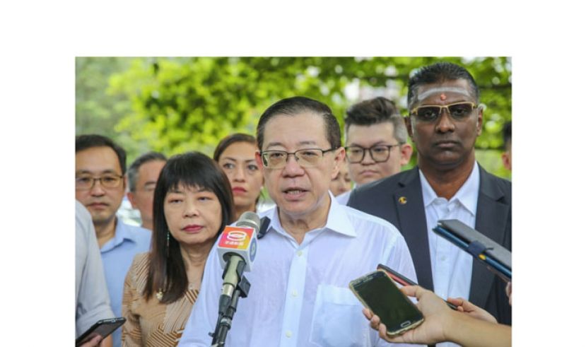 林冠英在警局外向媒体发表谈话。