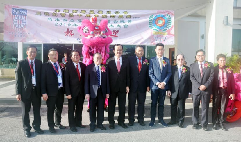 霹雳州立法议会议长拿督倪可汉（左五）为马福大会主持开幕，左四为拿督斯里刘为强太平局绅。