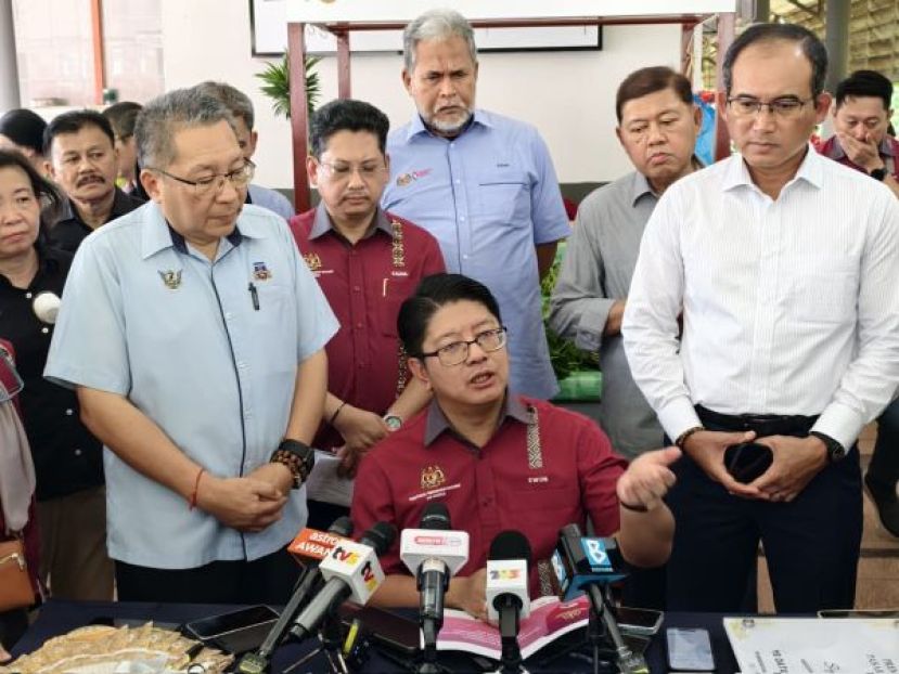 联邦企业及合作社部长拿督依温贝尼迪（坐着）在记者会上一摄。