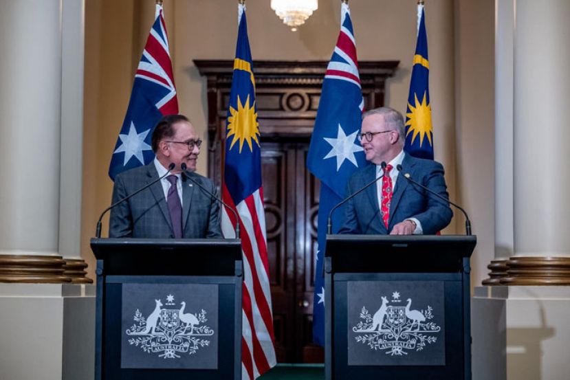 首相安华(左)与澳洲总理阿尔巴尼斯举行联合记者会。