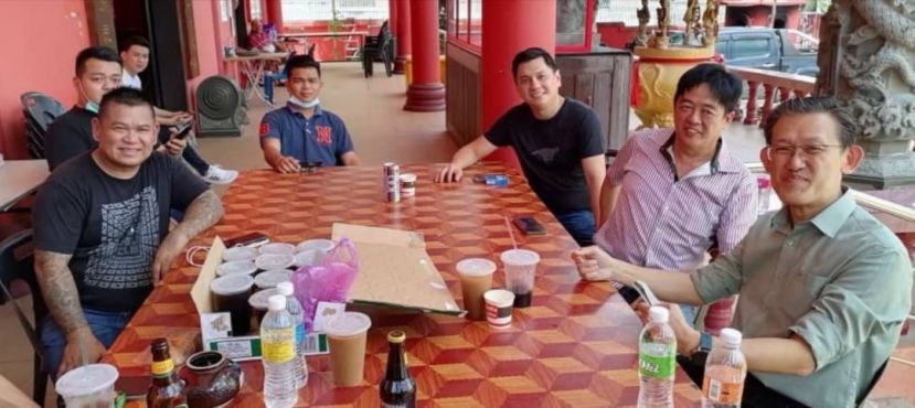 人联党副主席薛华东（右起）与毕打拿忠福宫广泽尊王庙主席许义华、秘书马可倧等人交流；左1是该庙署理主席谢亚烈。