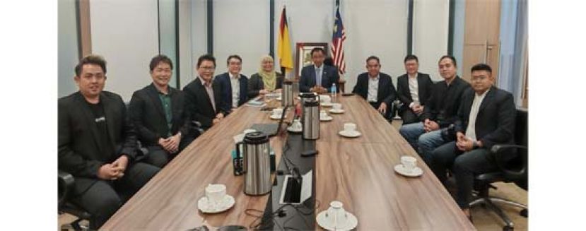 2024年国际高桩狮艺邀请赛筹委会主席刘儱语（左四）与筹委会成员礼貌拜会砂旅游、创意产业及表演艺术部长阿都卡林（右五），右四为天猛公刘石星；左三为古晋活力团队团长郑志国，左四为砂旅游、创意产业及表演艺术部常务秘书瑟丽娜。