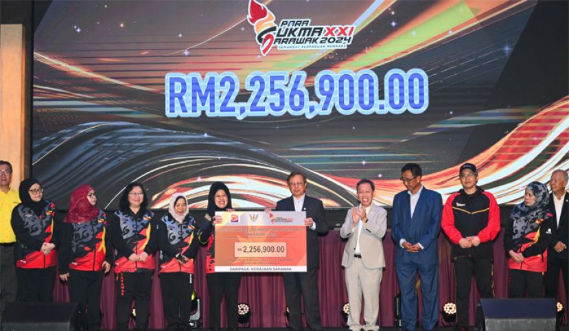 砂总理拿督巴丁宜丹斯里阿邦佐哈里在颁发总共225万令吉奖励金&ldquo;模拟支票&rdquo;。