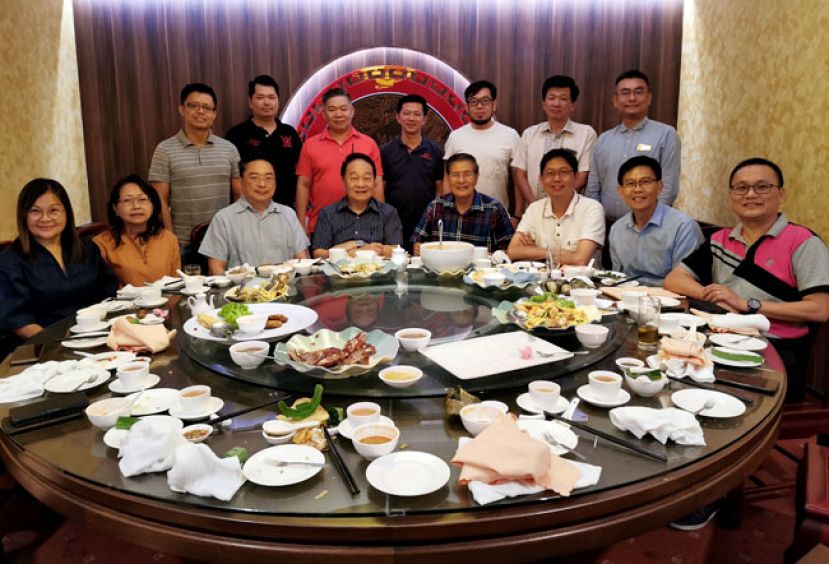 砂全民团党主席黄順舸(左四)与南区支部代表交流后合照；左起为中央妇女组主席李素霞、执行秘书方玛格烈、秘书长罗君华；右起为朋岭支部主席陈家福、石角支部主席刘天亮、圣淘沙支部主席刘恭敢；后排右四为三马拉汉支部主席梁威斌。