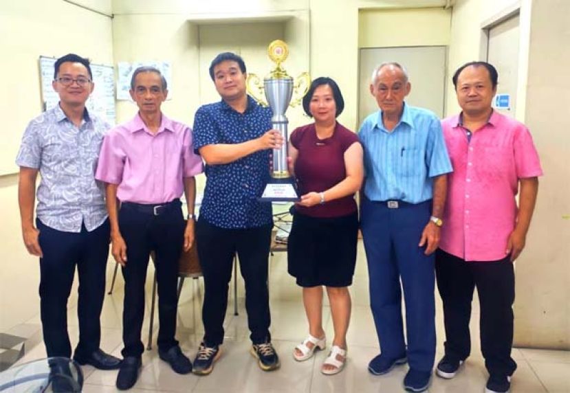 邓访慈会长（右二）和名誉会长汪诚勉（左二）在其筹委会成员的陪同下，潘煌杯书法赛总赞助人潘祁帧（左三）移交挑战杯予筹备主席黄时晶（右三）。