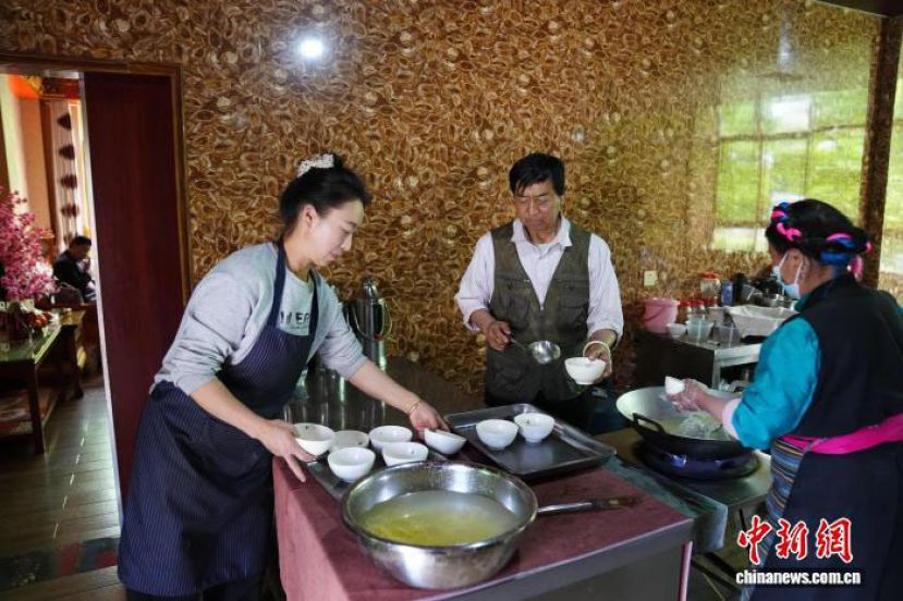 卓玛拉姆与家人为食客制作加加面。