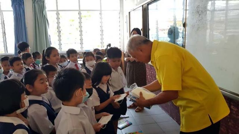 图示：陈超耀律师亲自派发口罩予罗东中华小学的学生。