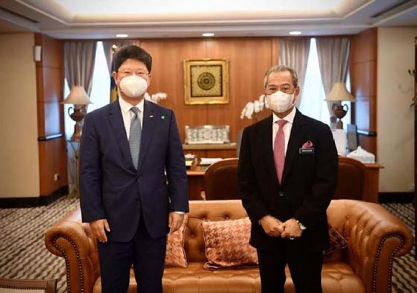 首相丹斯里慕尤丁（右）感谢白天大使履任3 年期间的贡献 。