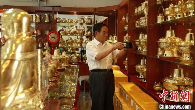 耄耋老人李安民是大同铜器制作技艺的传承人，1958年成为铜器学徒，一直在此行业坚守至今。