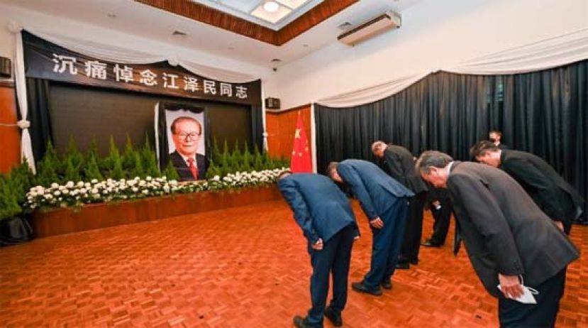 马中友好协会理事会成员在中国驻马来西亚大使馆设立的灵堂，向已故江泽民主席致敬。