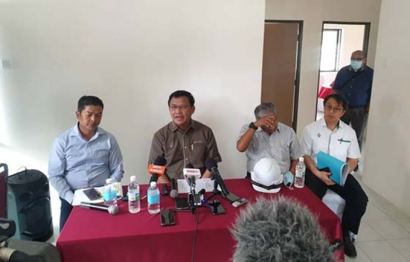 阿都拉曼朱乃迪(左2)主持新闻发布会。