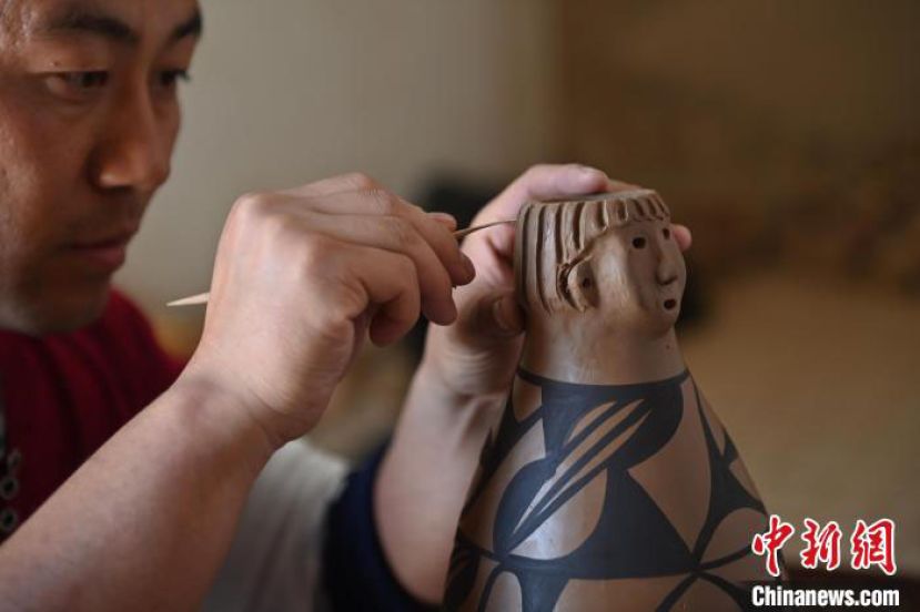 甘肃省天水市秦安县康坡村陶艺车间内，甘肃省级非物质文化遗产名录秦安陶器烧制技艺天水市级传承人康晓龙赶制大地湾文创彩陶。