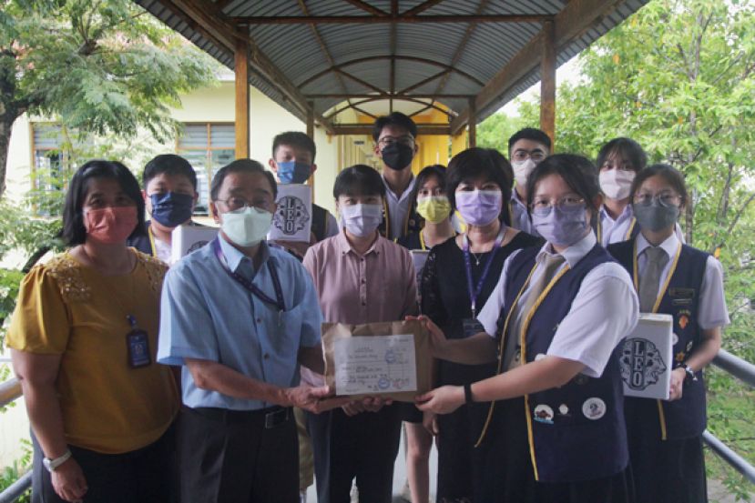 幼师社全校性爱心募捐活动金额，由一中校长叶宗元及萧俊琪主任共同见证，负责人李识芸（高二理仁）、幼师社指导教师李丽莹、林清香与活动同学合影留念。