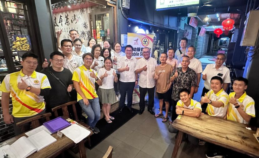 人联党古晋支部举办夜间柜台服务 两周内协助逾300名大学生完成1200令吉援助申请