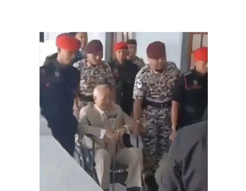 拿督斯里纳吉坐轮椅上法庭。