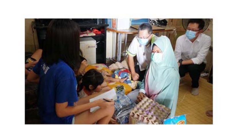 砂福利、幸福社区、妇女、家庭与儿童发展部部长拿督斯里陈赛明（前右）及古晋南市市长拿督黄鸿圣（后右）慰问有经济困难的家庭时摄。