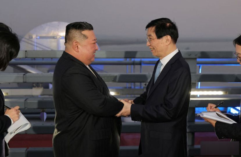 金正恩此次出访中国，由王沪宁全程接待。