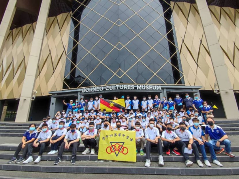 全体师生在跨科户外教学结束后，于砂拉越博物馆外合影留念。