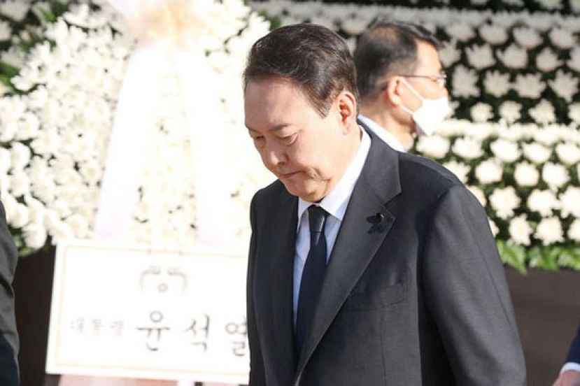 韩国总统尹锡悦、金建希31日前往焚香所献花哀悼梨泰院死者。