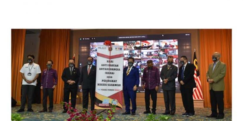 砂地方政府与房屋发展部长拿督斯里沈桂贤（右五）主持砂国际反贪日推展。   