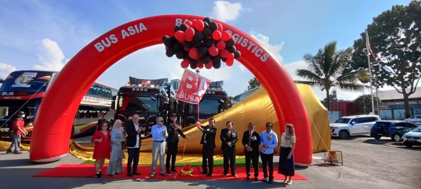 砂交通部部长拿督斯里李景胜（右五）为东马快车双层巴士暨东马物流主持剪彩推展时摄。左五为东马快车有限公司总经理赖新强。