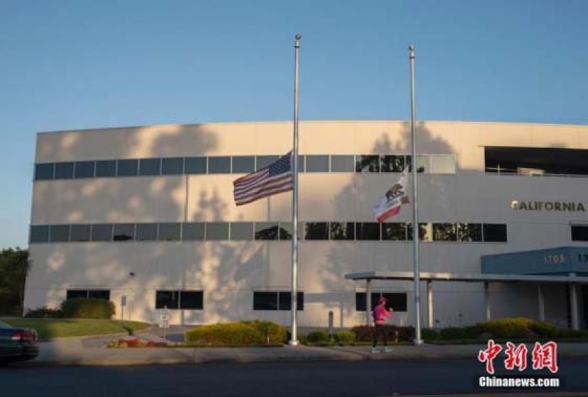 当地时间5月22日,位于美国加利福尼亚州圣马特奥县的加州教师协会门前,美国国旗和加州州旗均被降到旗杆一半的位置。