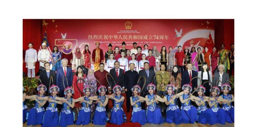 中国驻马大使馆行招待宴，庆祝中国国庆74周年，出席嘉宾与欧阳玉靖（左七）合影。
