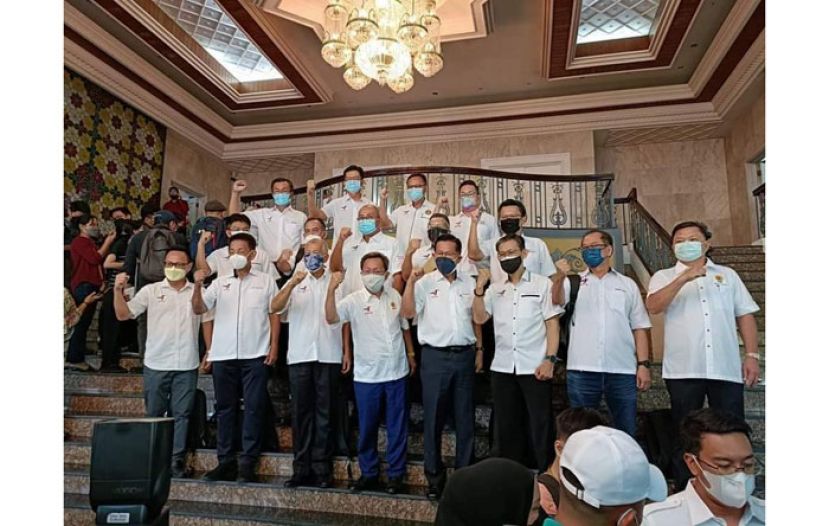 砂人联党党主席沈桂贤（前排左四）与该党候选人合照。