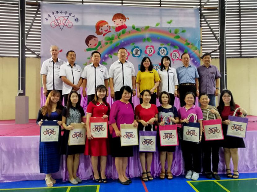 古晋中华小学校董会赠送礼物予9月至12月生日的教师，后排左起为校董会副秘书林光钟、四小监学吴孟敦、六小校董副主席蓝里安、校董会署理主席蔡文铎、六小校长邓群娇、副财政罗绍凤、四小校董会副主席黄云华及副财政刘贵梦。