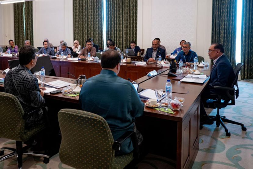 首相安华主持国家投资理事会会议。