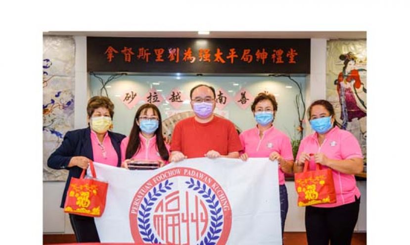 向云南善堂老人送暖。左起分别为妇女组副主任王秀明、妇女组副主任刘亿、主席甲必丹拿督刘思乐、妇女组秘书黃珠金及妇女组总务刘艳光。