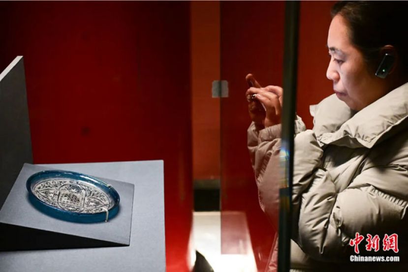 在北京故宫博物院午门展厅展出的&ldquo;历史之遇──中国与西亚古代文明交流展&rdquo;和&ldquo;璀璨波斯──伊朗文物精华展&rdquo;上，媒体记者拍摄展出的伊斯兰米哈拉布纹蓝色琉璃盘。