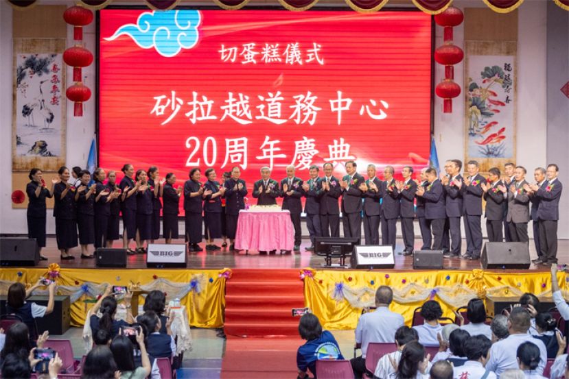 全体点传师切蛋糕，欢庆20周年庆。