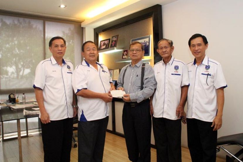 黄华强将1万令吉支票移交给民中校董会主席朱聪泽（左二），左起;是秘书温武有、监学蔡高仁及学务高志松。