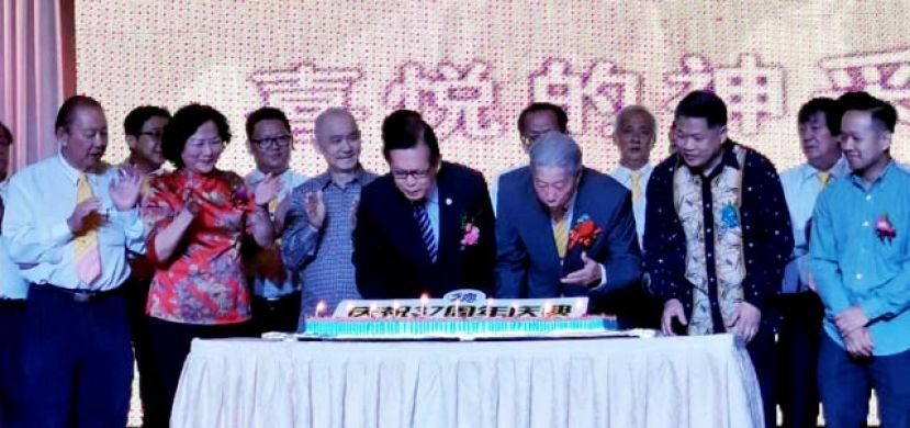 拿督李景胜(右4)与紫理阁理事共切37周年纪念蛋糕，其右是阁长贝清湛，左1及2分别署理阁长李国胜及筹备会主席方凤金。