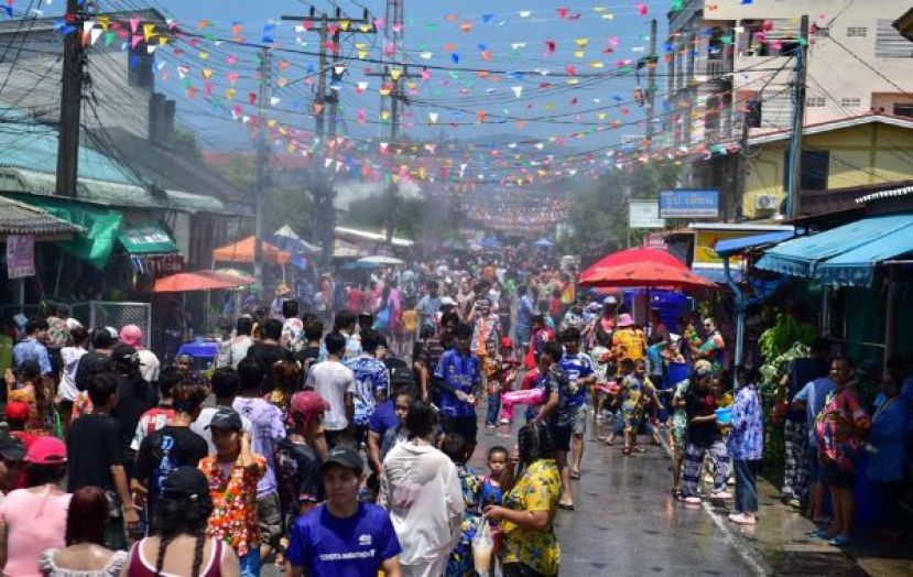 泰国南部陶公府13日欢庆泼水节第一天。