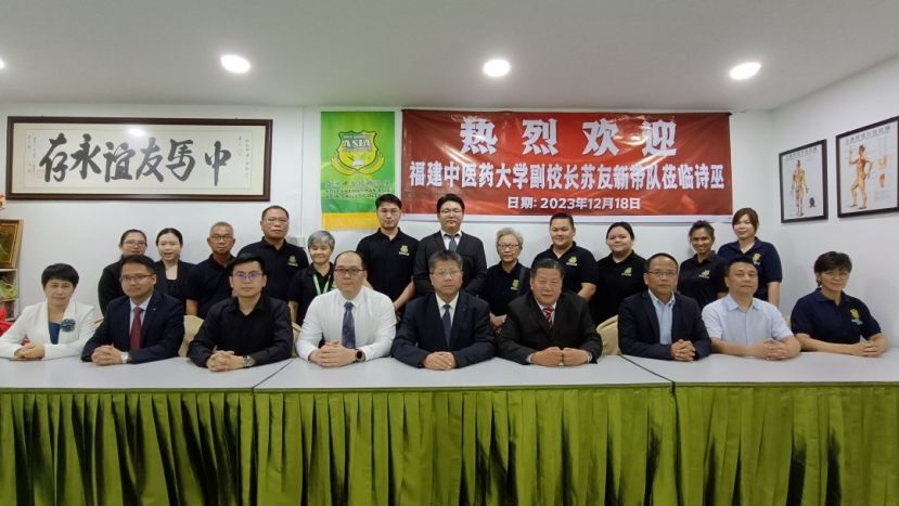 江宗兴（右4）接待福建中医药大学6代表领导参观亚洲中医技职学院；右5为该大学副校长苏友新等人。