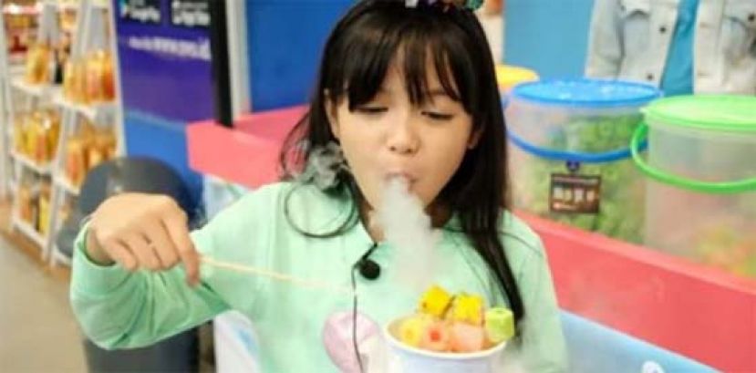 许多印尼儿童食用液氮零食&ldquo;chiki ngebul&rdquo;后，嘴里冒出白雾。