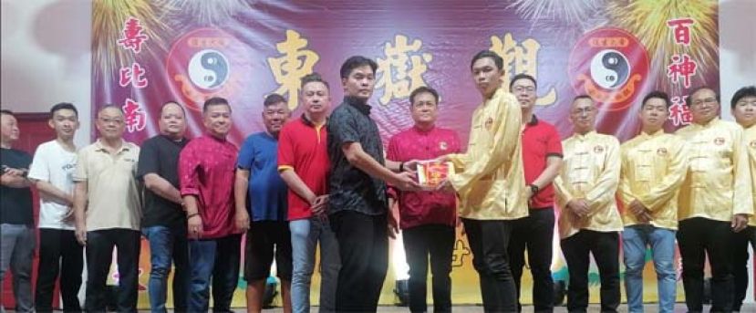 李欲熙（左8起）在方文祥太平局绅见证下，由李子鸿手中接过古晋东嶽观正炉主职权。